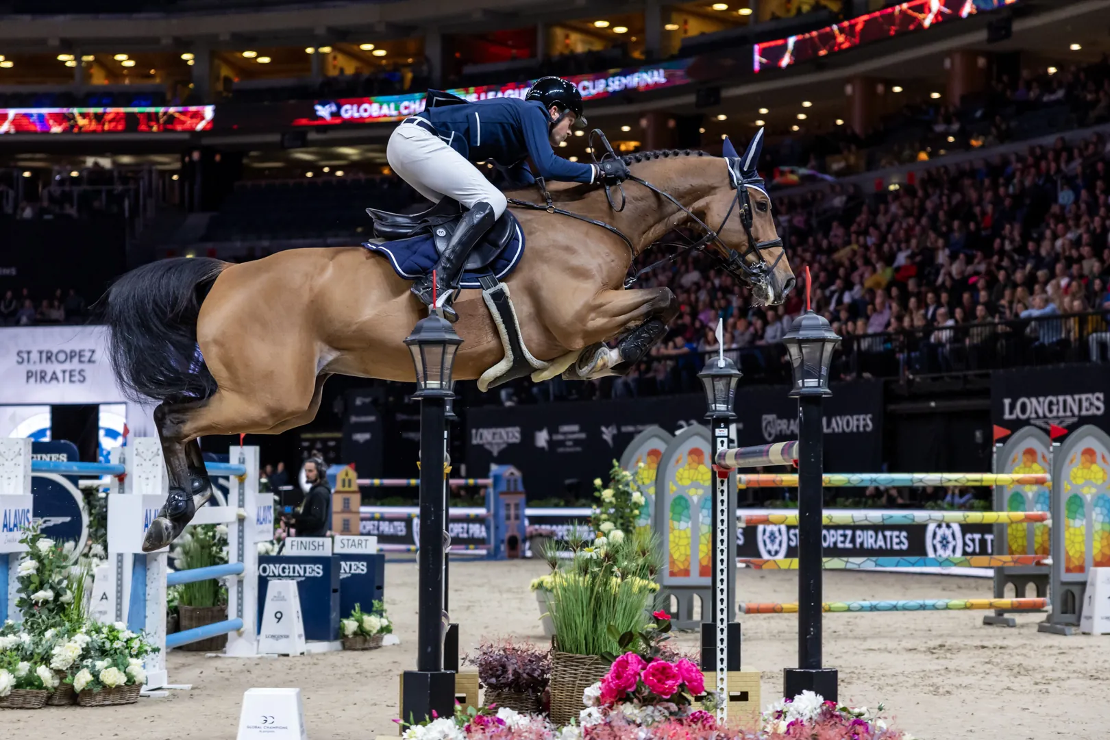 Archivbild: Gerrit Nieberg und Ben 431 im Sprung über ein Hindernis in einer Hallenarena, im Hintergrund das Publikum.